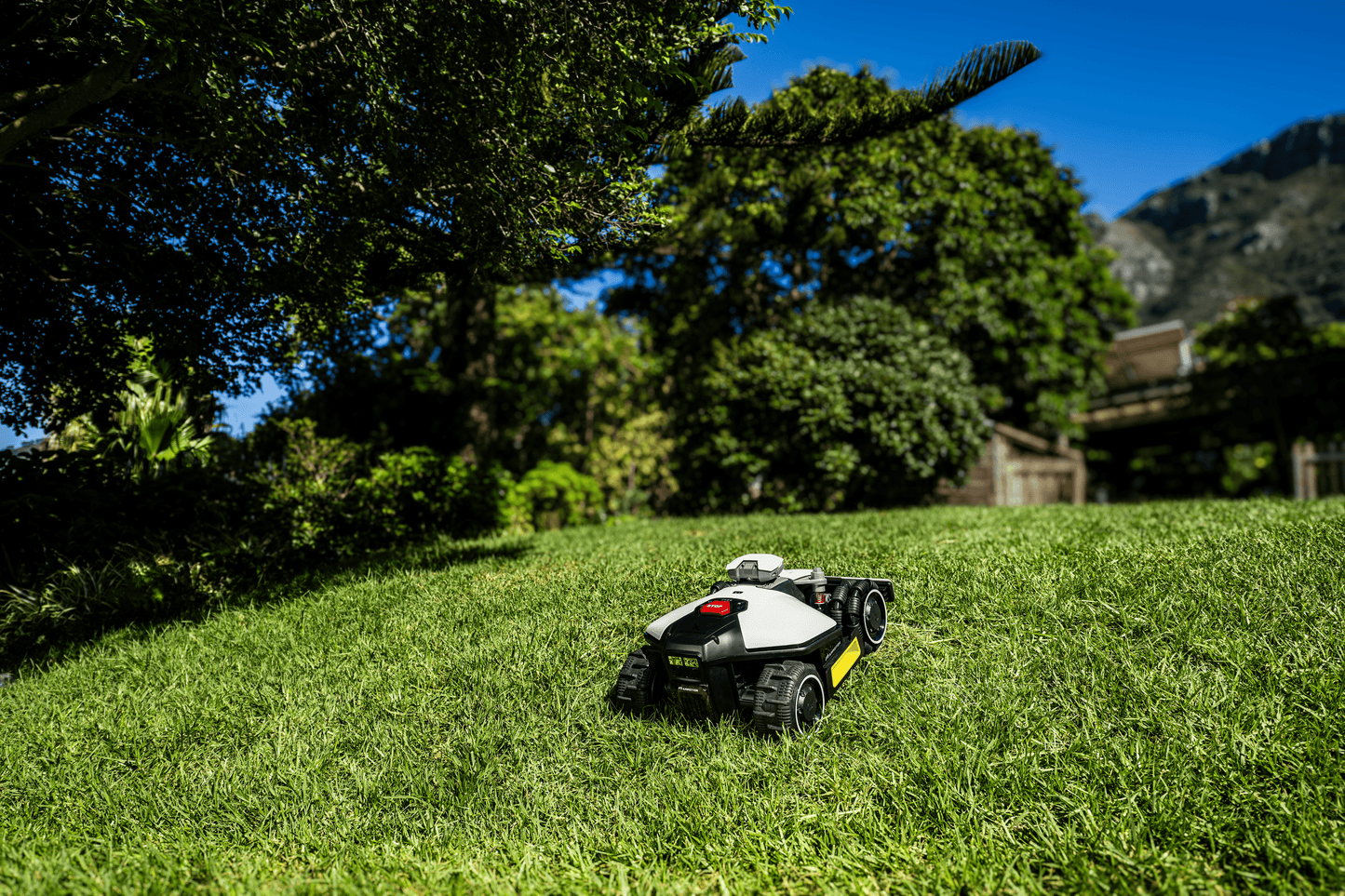 Mammotion LUBA mini AWD Robot Lawn Mower